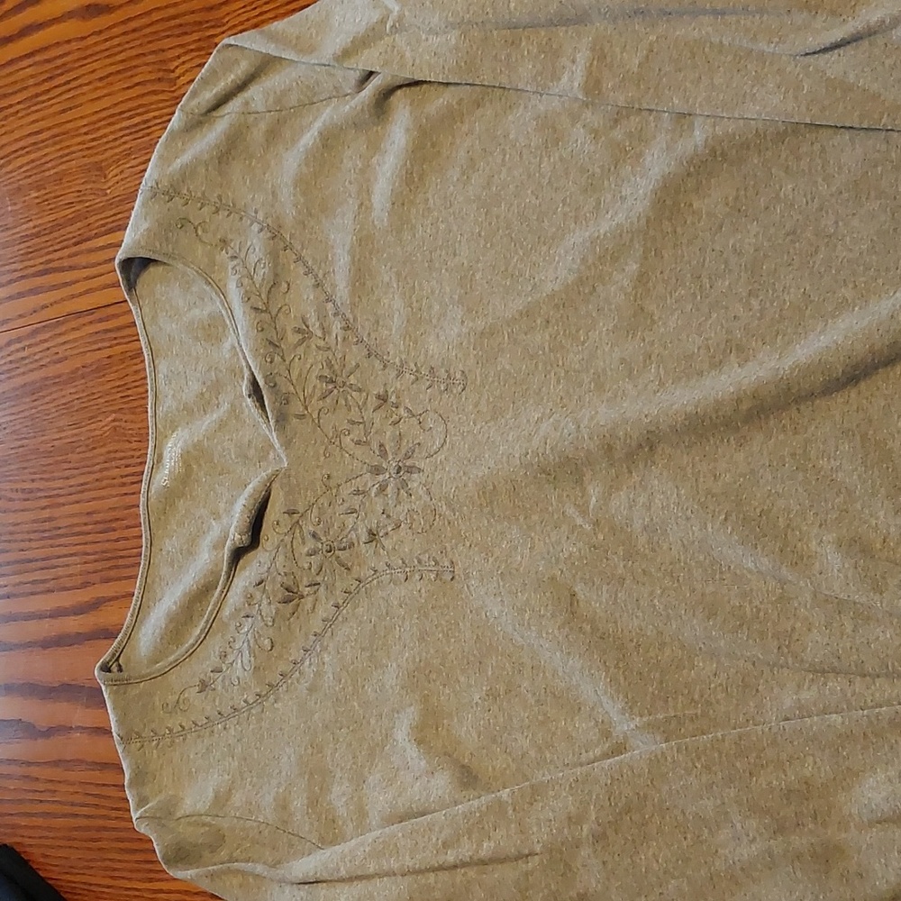 2 long sleeved tops
